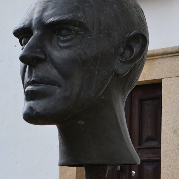Busto casa museu José Régio